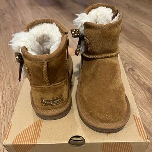 Kulaburra by Ugg. Girls size 9 Lightly used (2times).
